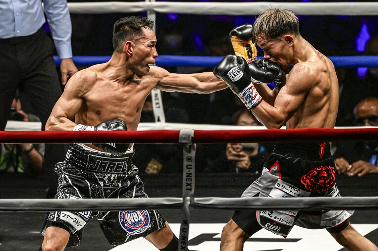 堤聖也vs.ノニト・ドネア。12月17日、両国国技館　©Takuya Sugiyama