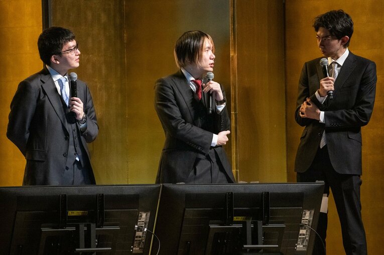 12月のオールスターでは（右から）中村太地、佐藤天彦、永瀬拓矢という“A級棋士トリプル解説”という貴重なシーンもあった　©Nanae Suzuki
