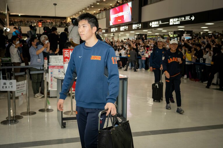 帰国した戸郷翔征　©Shiro Miyake