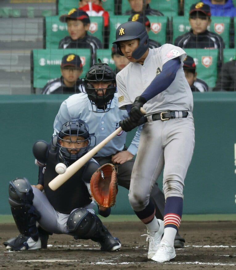 センバツ甲子園で木製バットを使用し、好成績を残した青森山田・吉川勇大 ©KYODO