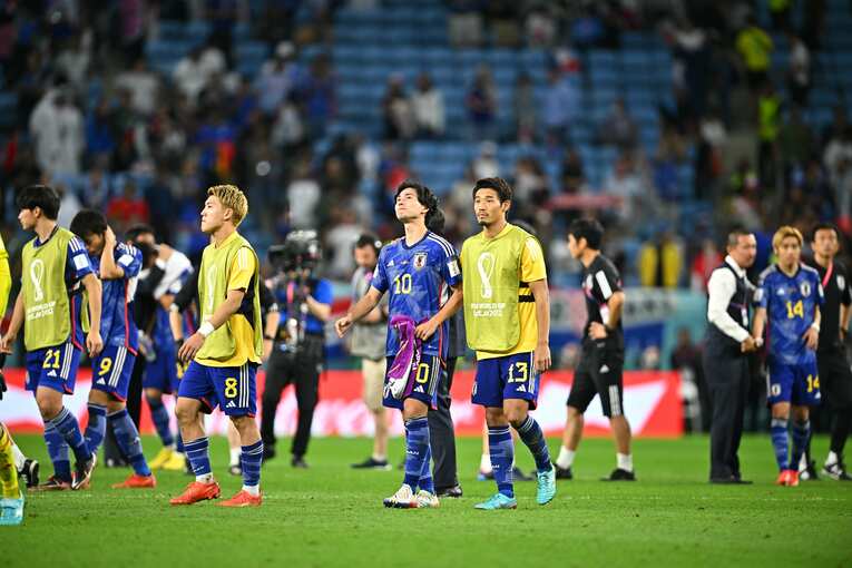 南野をなぐさめる選手たち　©Takuya Kaneko／JMPA