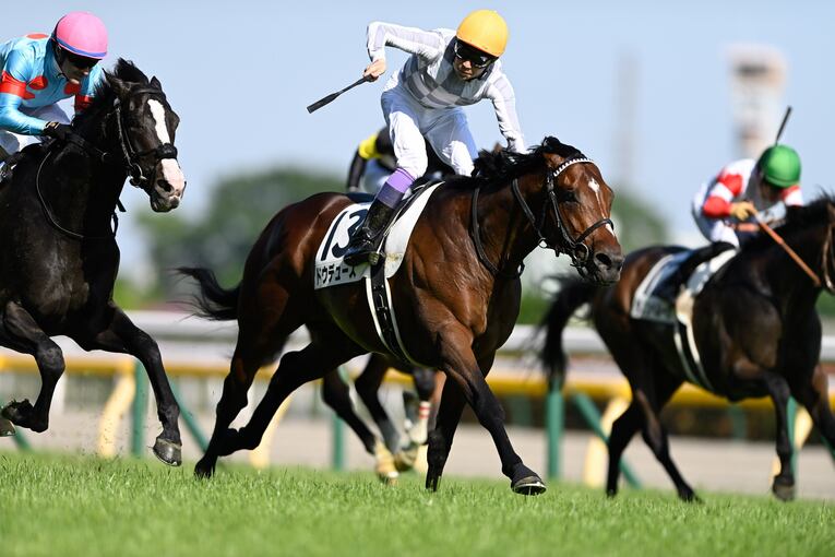 2022年のダービーを制したドウデュースと武豊。写真左はイクイノックス　©Keiji Ishikawa