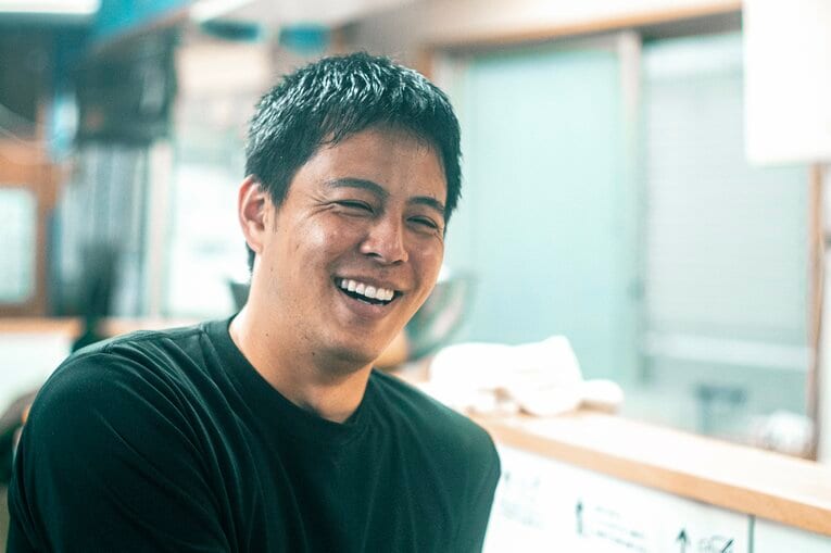 インタビューに答える小林公太　©Takuya Sugiyama