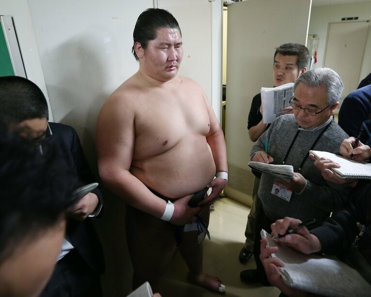 2014年初場所でデビュー。記者に囲まれる逸ノ城　©JIJI PRESS