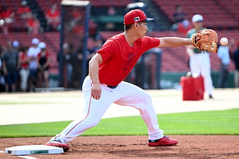 一塁の守備練習を重ねる吉田　©︎Brian Fluharty/Getty Images