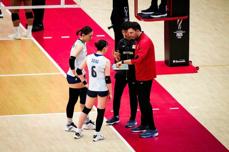 フェルハト・アクバシュ監督（2025年世界選手権・タイ戦）　©︎Volleyball World