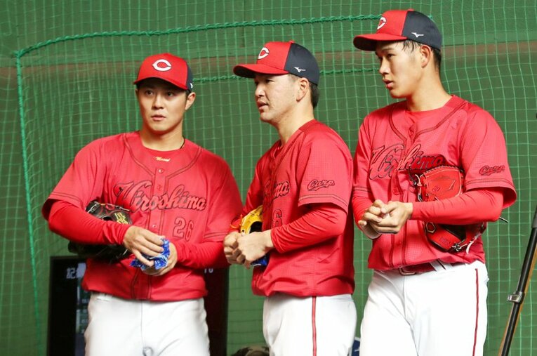 第二先発の座を争う益田武尚（左）と河野佳（中央）。右は2人と同期でドラフト6位、杉田玄白の子孫と話題になった長谷部銀次 ／ photograph by JIJI PRESS