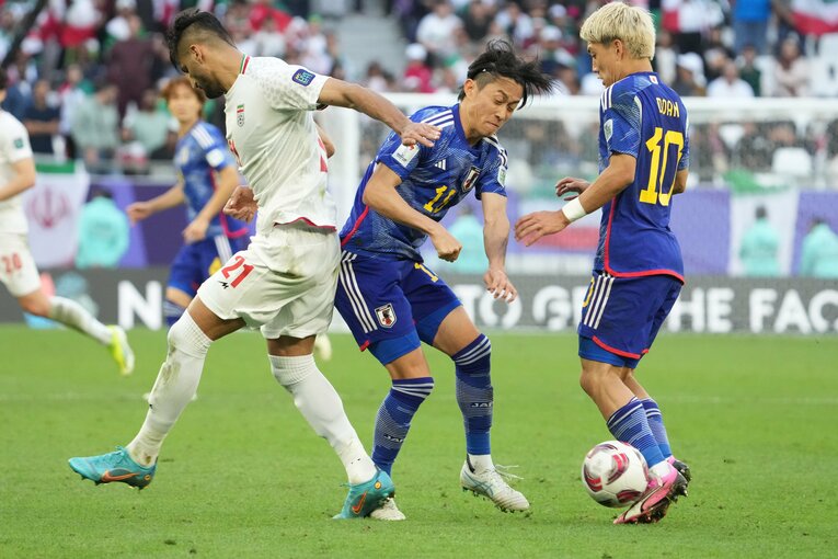 足を踏まれた毎熊晟矢　©Masashi Hara