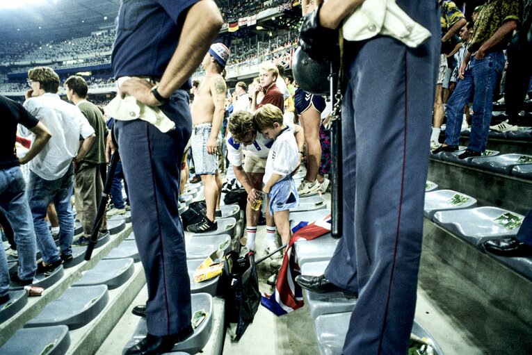 準々決勝イタリア対アイルランド。お父さんのビールカップは少年のトイレに早変わり　©Atsushi Kondo