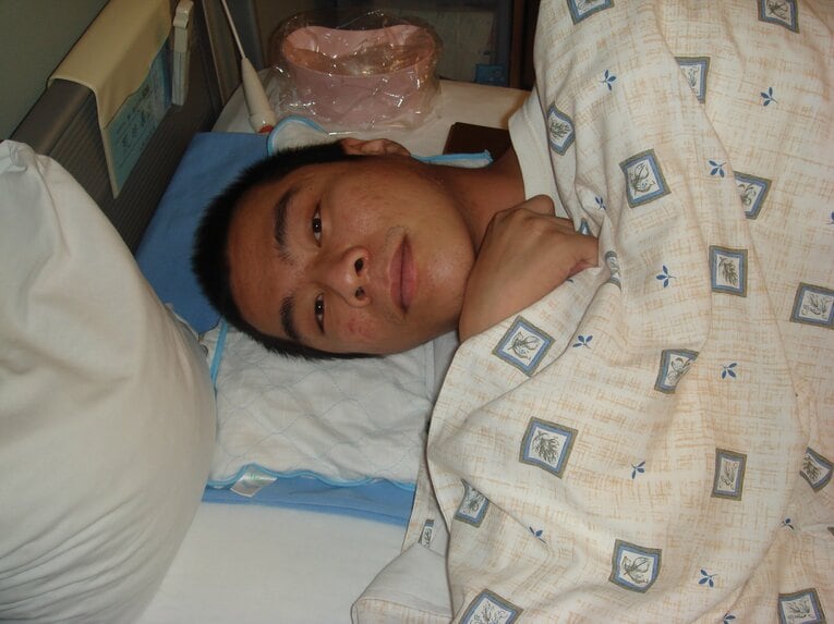 2007年に慢性活動性EBウイルス感染症を発症。闘病中のベッドの上で／本人提供