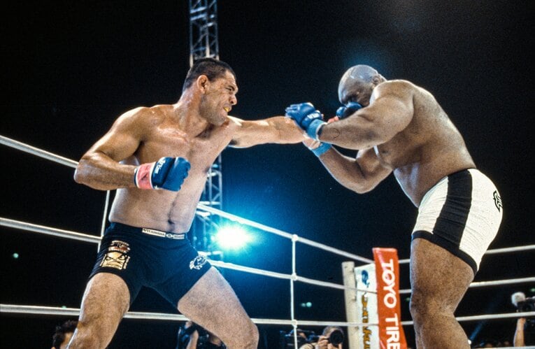 サップ相手にパンチを打ち込むノゲイラ