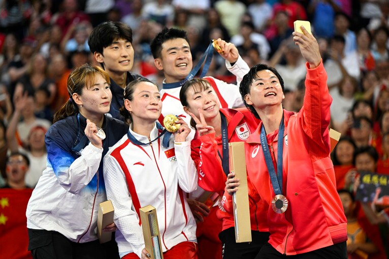 恒例のメダリストセルフィー　©Asami Enomoto/JMPA