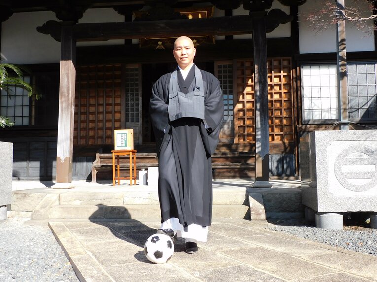 サッカーボールとともに　©Jun Aida