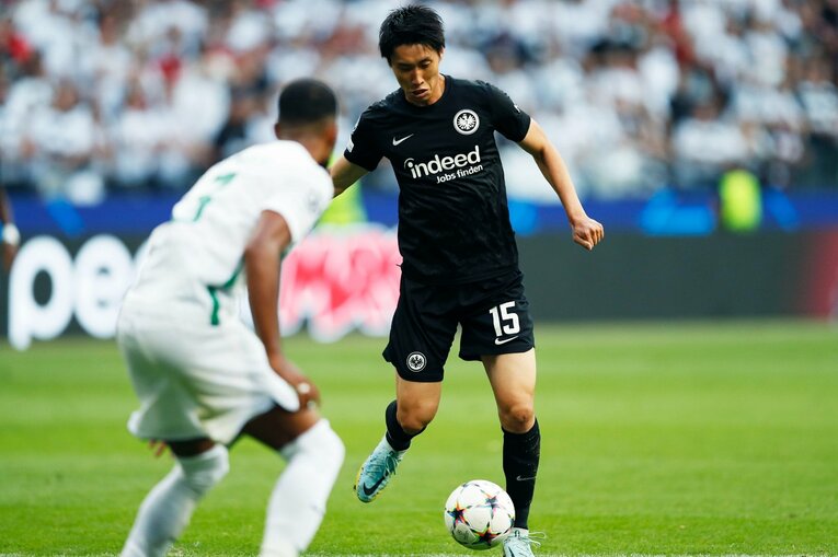 「“鎌田大地と守田英正が一緒に写った1枚”を狙いたいけど…」「長谷部誠はすでにコーチのように」CL日本人対決と“美しい夕焼け”撮影ウラ話(22)