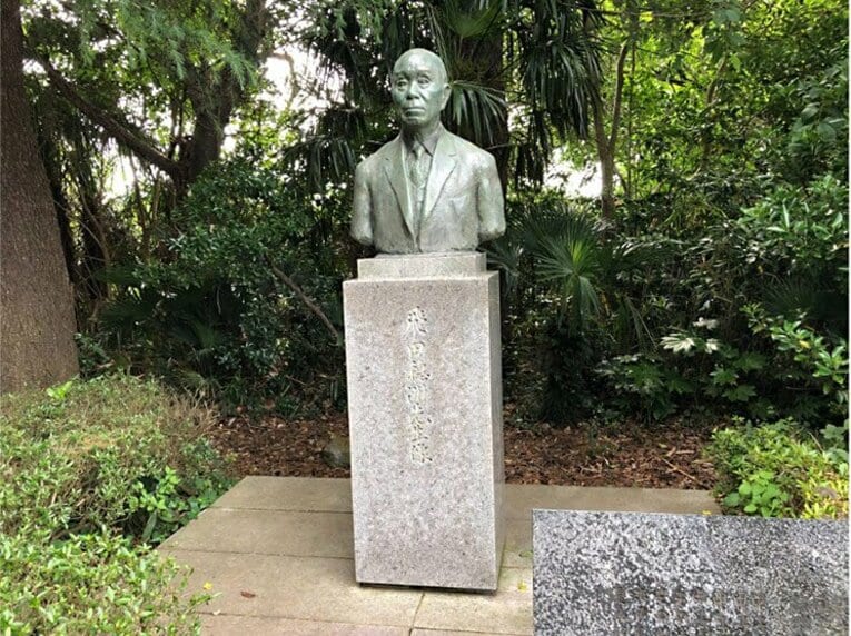 飛田さんの胸像