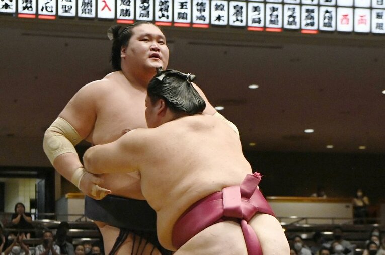 大相撲秋場所9日目、大栄翔（手前）に寄り切りで敗れた照ノ富士 ／ photograph by KYODO