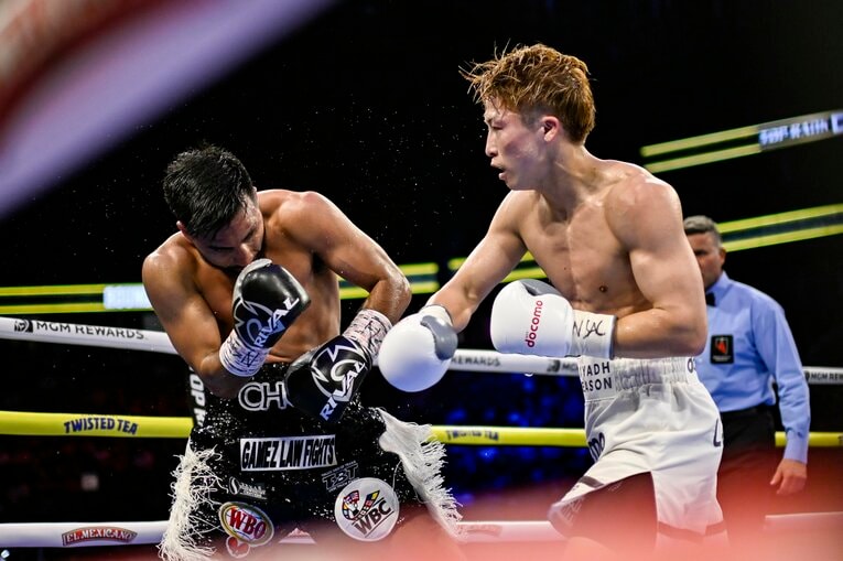 TKO直前、井上尚弥は強烈な右をカルデナスに打ち込んだ　©Hiroaki Yamaguchi