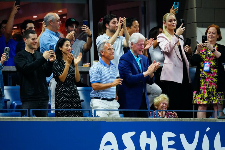 セリーナの応援に来たクリントン。妻のヒラリーは隣にはいなかった　©Getty Images