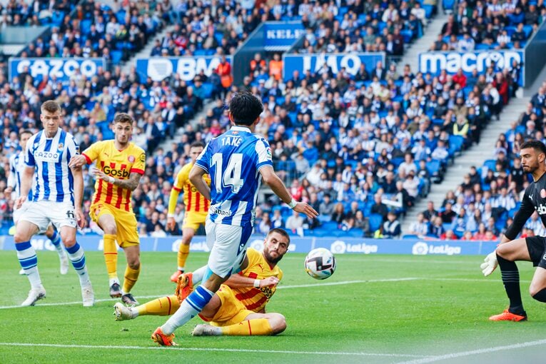 久保建英PK獲得＋シルバに絶妙アシストもドローに落胆　だが翌朝「クボ表紙の新聞」を持った地元のおじさんが…カメラマンは見た(37)