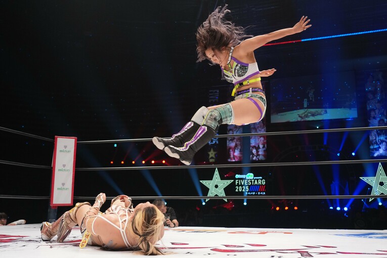 ダブルフットスタンプを連発するAZM　©Essei Hara