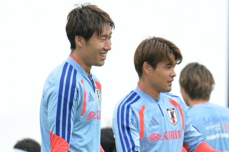 ボランチコンビで仲が良い鎌田大地（29歳）と佐野海舟（25歳） ／ photograph by TOKYO SPORTS/AFLO