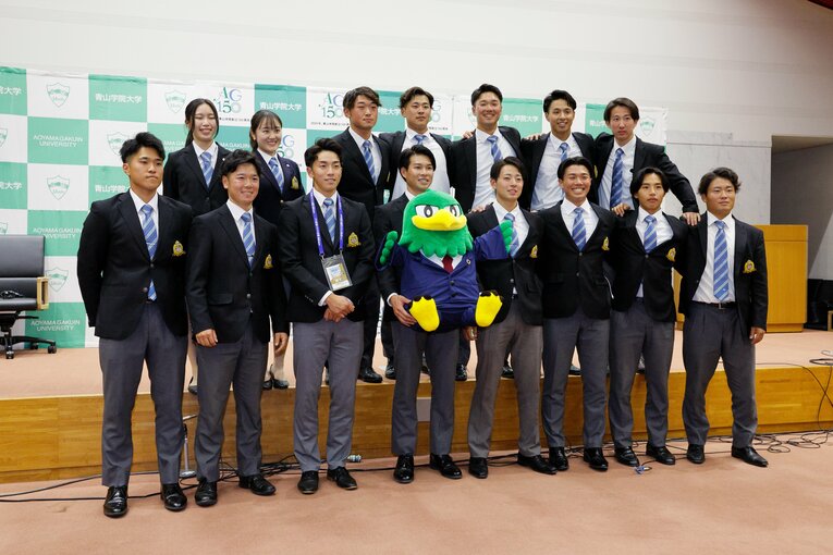 最後は苦楽をともにした4年生が集合した　©Shigeki Yamamoto