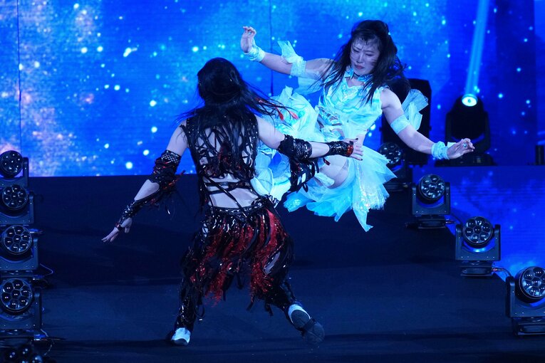 花道で上谷沙弥にヒザを見舞う玖麗さやか　©Essei Hara