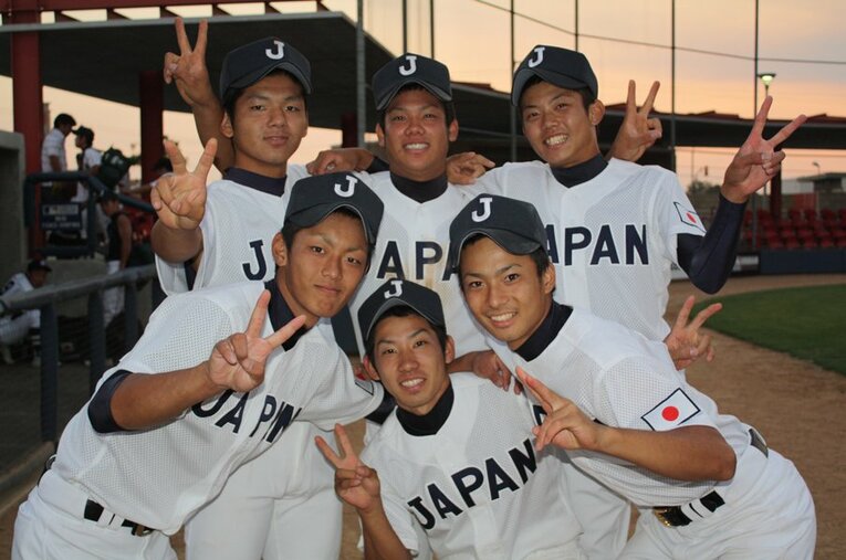 日米親善高校野球で高校日本代表のキャプテンを務めた河合完治（中央）。写真は当時のチーメイトだった今宮健太（ソフトバンク、左下）らと ／ photograph by Fumi Sawai