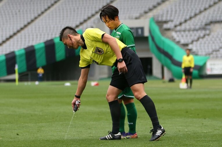 Jリーグで使用される“国産”のバニシングスプレー。その開発には人知れぬ苦労があった ／ photograph by J.LEAGUE