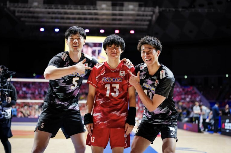 大塚達宣、小川智大、富田将馬（VNLカナダ戦）©Volleyball World