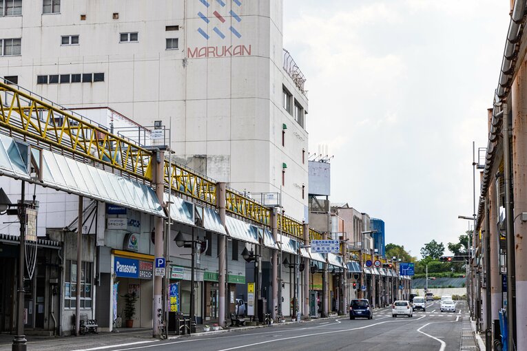 マルカン百貨店ビルのある商店街
