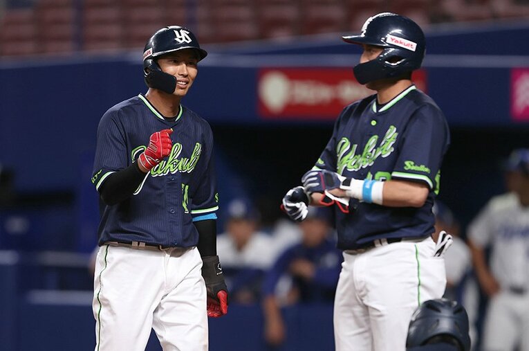 上田剛史（左）は戦力外通告を受け、引退の道を選んだ。ヤクルト一筋、14年のプロ野球人生を語った ／ photograph by JIJI PRESS