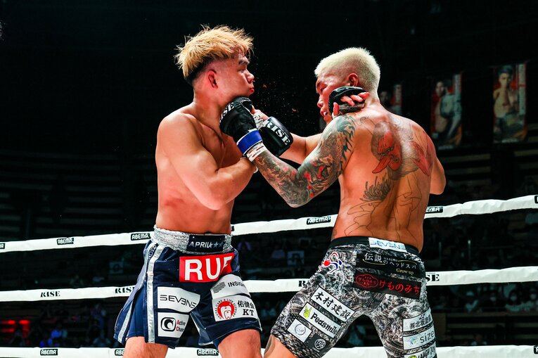 山口裕人の左を被弾し、鮮血を飛ばすYA-MAN。試合は壮絶な「倒し合い」となった　©Susumu Nagao