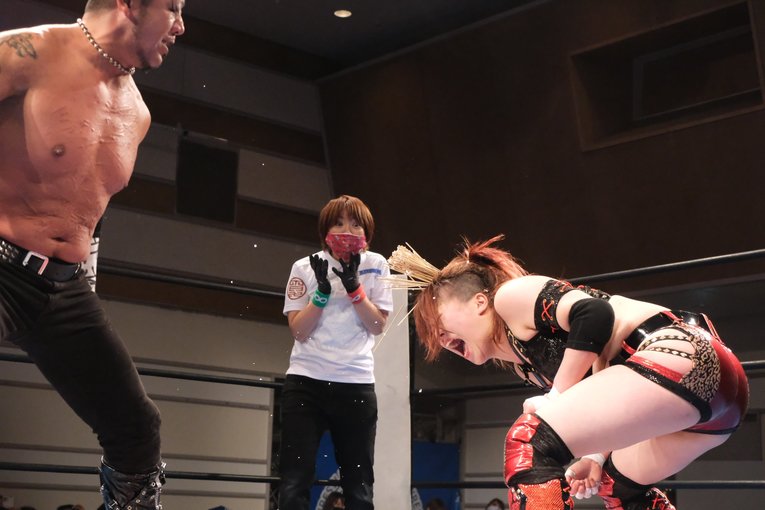 「いつか、傷だらけの背中でウェディングドレスを」 18歳の女子レスラー・鈴季すずが大流血を「嬉しい」と語る理由(57)