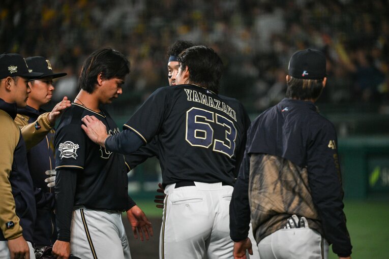 仲の良い山﨑颯が駆け寄って声をかける　©︎Nanae Suzuki