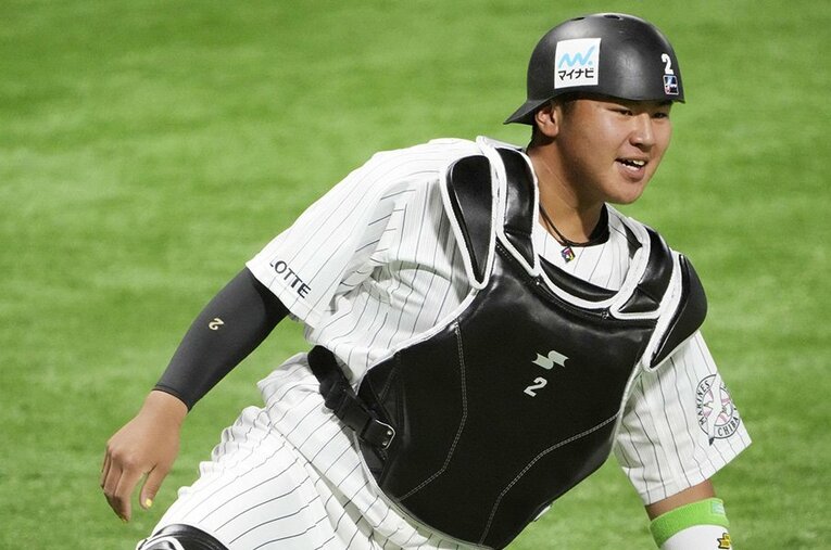 オールスターに初出場したロッテ松川虎生捕手（18歳）。第2戦では初安打初打点をマークし、敢闘選手賞も受賞した ／ photograph by KYODO