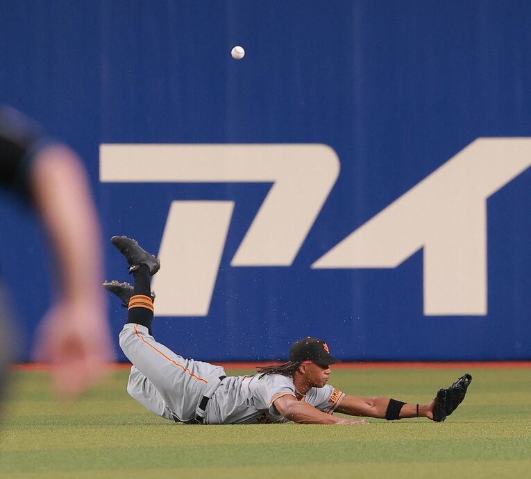 4月24日の中日戦で木下拓哉の打球を捕り損ねた巨人・ウォーカー　©Sankei Shimbun