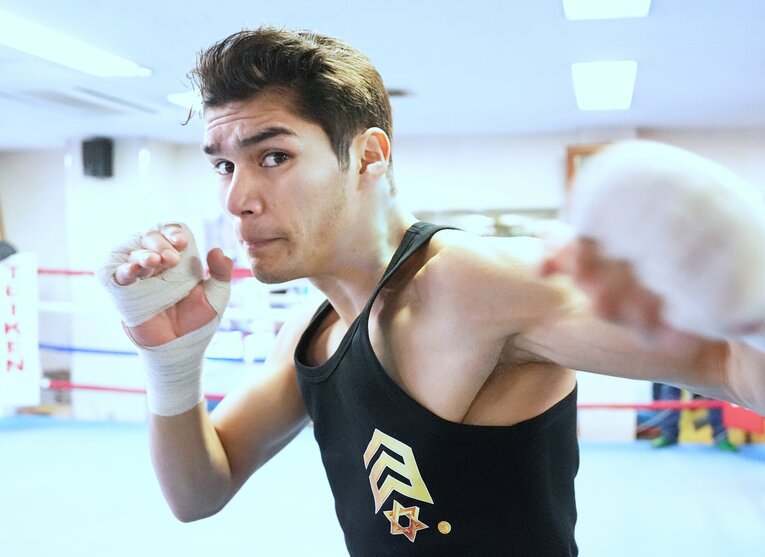 カメラ目線でシャドーを披露するダビド・クエジャル　©Naoki Fukuda