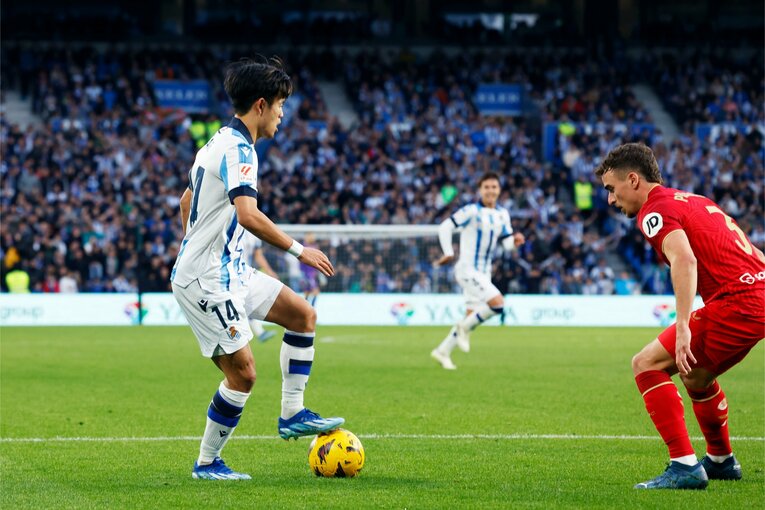 ボックス内でも落ち着いてボールをコントロールする久保　©Daisuke Nakashima