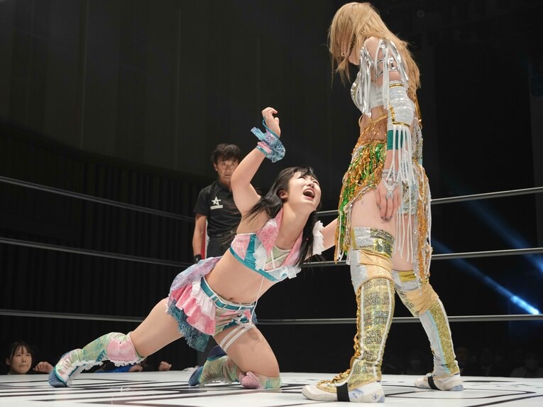 上谷沙弥に食らいつく玖麗さやか　©Essei Hara