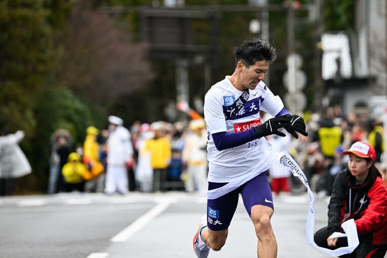 2分38秒差の2位でゴールする駒大5区の金子伊吹（4年）　©Nanae Suzuki