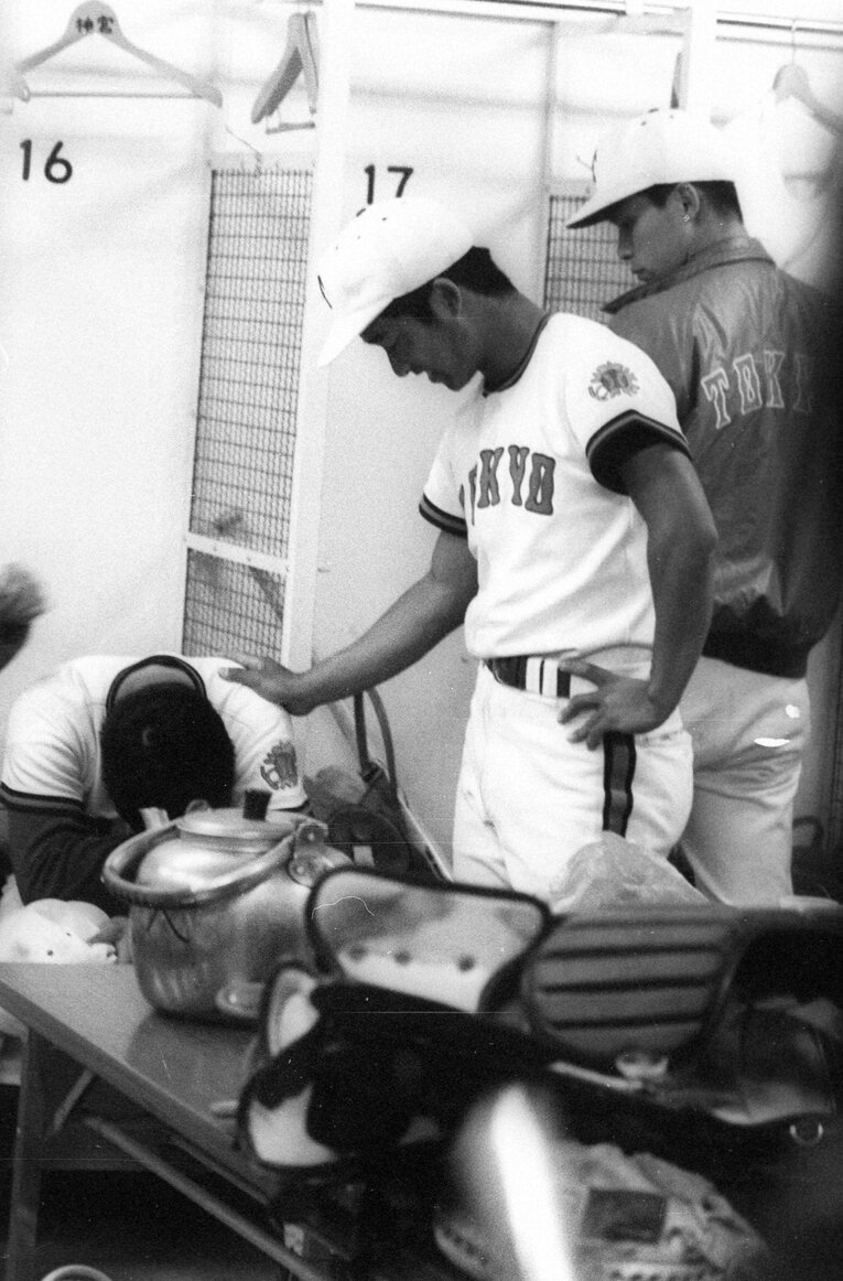 立教大にわずか1失点で敗れた東大のエース・大山雄司（左）。敗戦後のロッカーで涙を流した　©Nikkan Sports