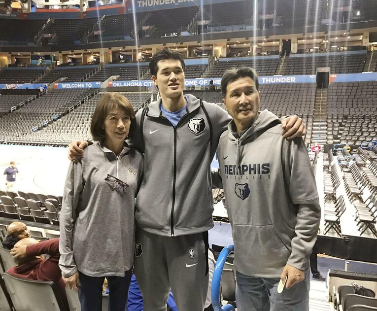 メンフィス・グリズリーズ時代、渡邉雄太の応援に訪れた父・英幸さんと母・久美さん（2019年2月）©︎KYODO