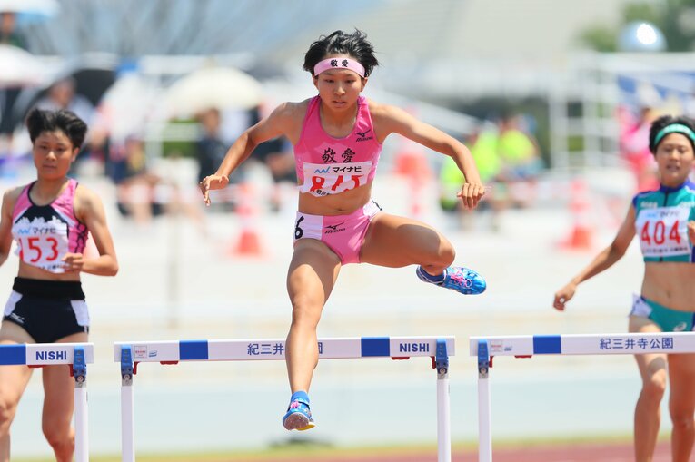 高3時のインターハイ、400mハードルで全国制覇した日は中距離種目だけで実に1日4レースをこなした　©AFLO