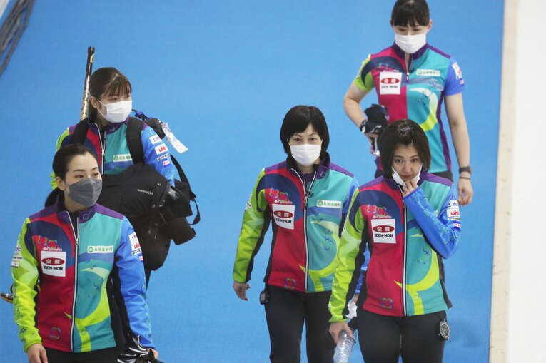 歓喜に沸くロコ・ソラーレとは対照的に、淡々とリンクを後にする北海道銀行のメンバー　©TOKYO PRESS PHOTOGRAPHERS ASSOCIATION