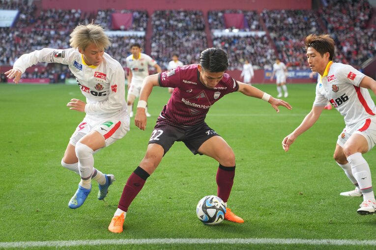 佐々木大樹は痛みを抱えながらも気迫あふれるプレーを見せた　©Masashi Hara