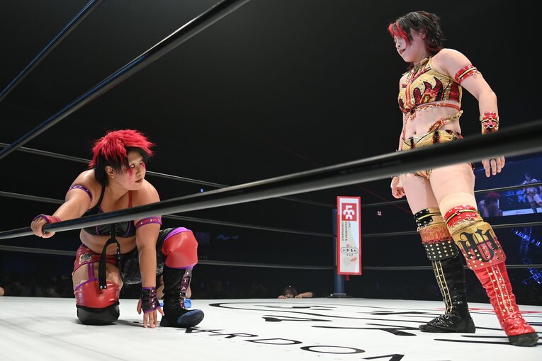 昨年7月以来の再戦で思いをぶつけ合った刀羅ナツコと林下詩美（クリックすると「この記事の写真」に飛びます。流血等の写真を含みますのでご注意ください）