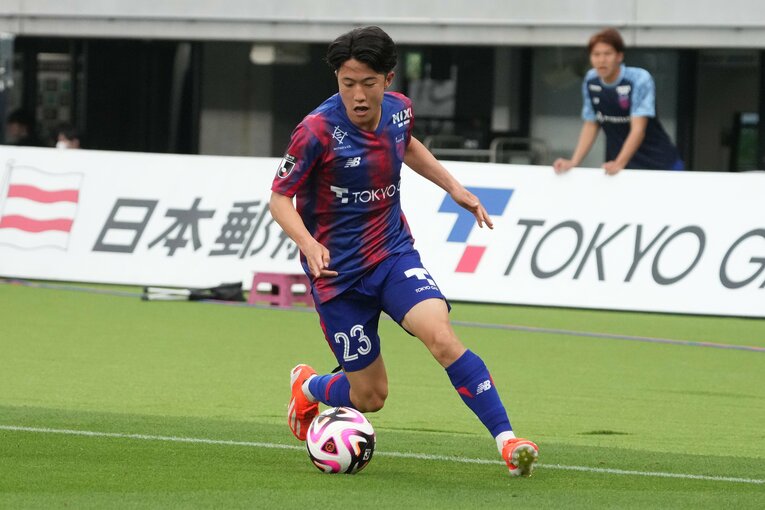 2024年4月、FC東京の佐藤龍之介は町田ゼルビア戦でJ1初出場を果たした（2枚目／当時17歳） ©Masashi Hara/Getty Images