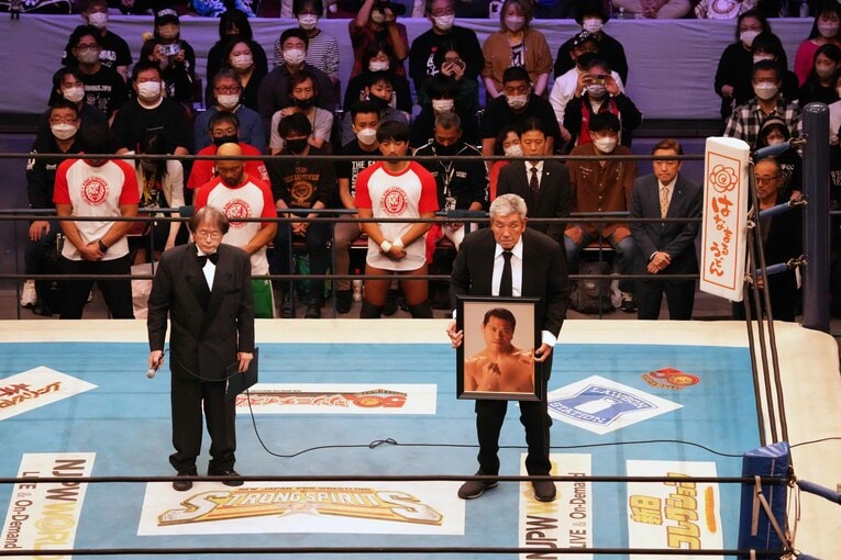 10月10日、両国国技館のリングに立つ坂口征二と田中ケロ