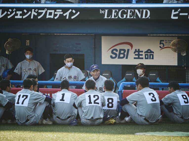 【1年時】佐々木洋監督の指示を受ける麟太郎ら花巻東ナイン ©Yuki Suenaga